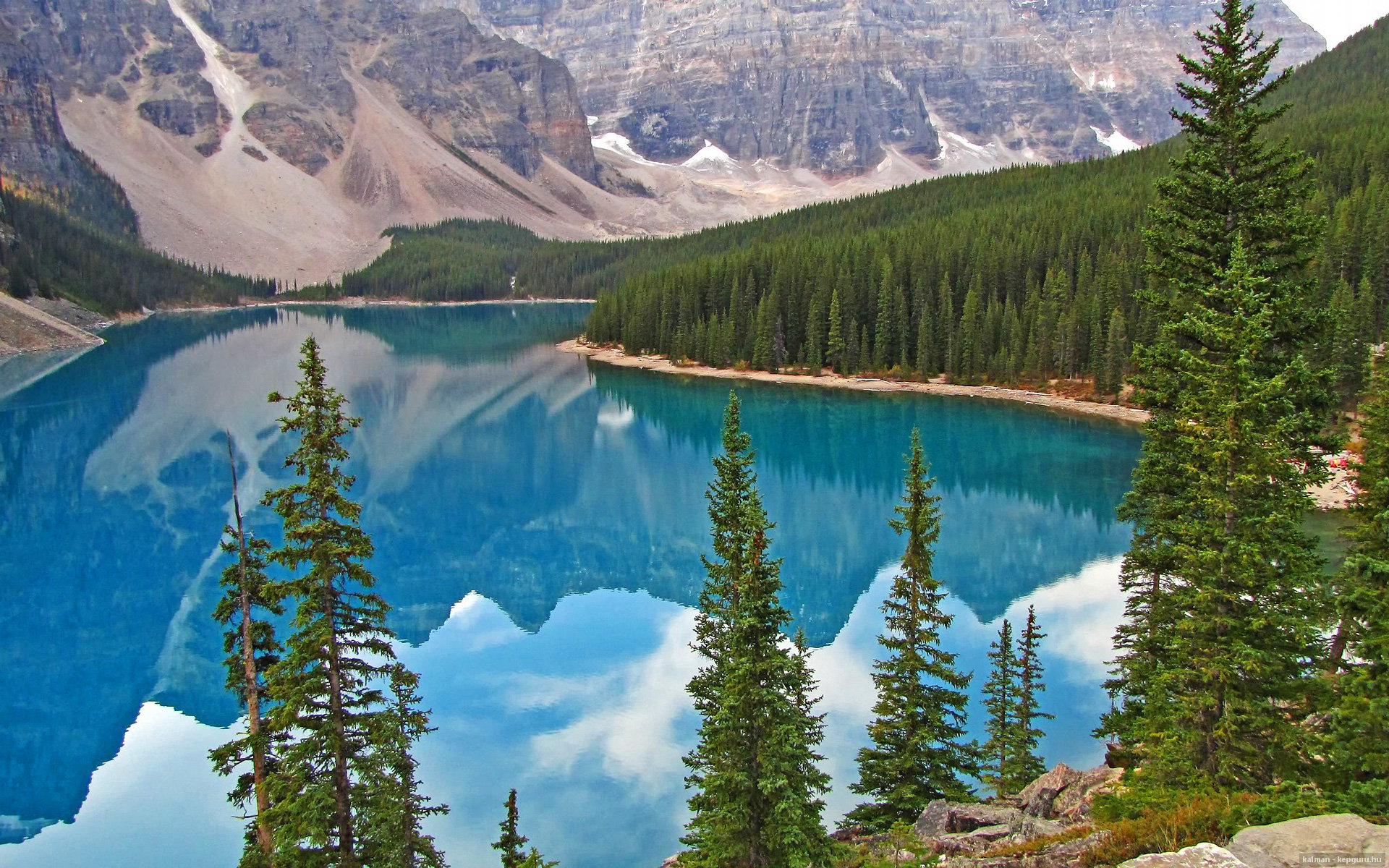 足球赛场上一场激烈对决，实力悬殊引发热议，足球场景对抗